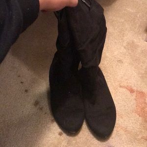 Medium long black boots